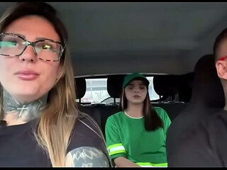Estava passando no cal&ccedil_ad&atilde_o de osasco e molhei a gari so pra ver os biquinhos dela duro o tes&atilde_o foi t&atilde_o intenso que ela logo ficou de quatro pro meu marido para ele foder o bucet&atilde_o dela !
