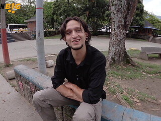 Convenciendo a una chica cerca de la estacion de bus para que grabemos