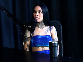 Ela faz um teste do sof&aacute_, n&atilde_o gosta quando o cliente tira o preservativo, em muito fetiche de chuva dourada e o dono da produtora tentou [...] dela - Evelyn Buarque (SHEER/RED)