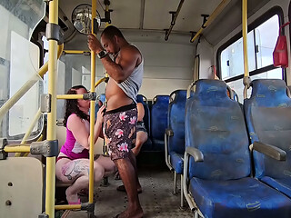 CARA ENTRA NO TRANSPORTE PULBLICO MIM FUDEU PRA TODO MUNDO VER E FOI EMBORA