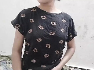Desi aunty ko saman dene ke bahane jabar dasti pela