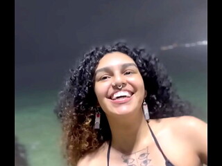 Novinha casada perde o telefone e vazam v&iacute_deos transando na praia de Ipanema arpoador