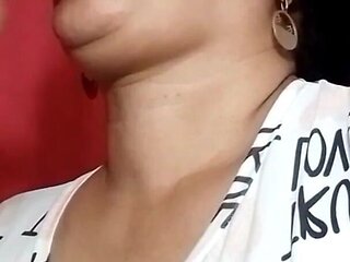 Hermosa Chica Mamando Delicioso, Ella Es Muy Linda