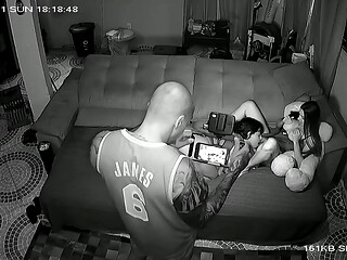 Marido filma esposa tendo rela&ccedil_&atilde_o sexual com mulher.