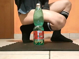 Very big bottle of 28 cm of circumference as much as I can in my ass!
