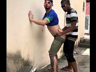 Maloca sentou a&ccedil_o no rabo do branquinho!