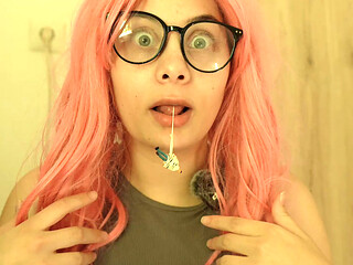 Giantess Chewing Gum