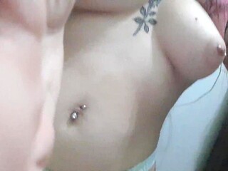 Putita pelirroja de Argentina se masturba con sus grandes tetas