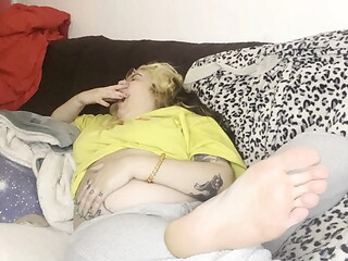 Massage of the swollen belly Burping the couch
