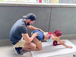 Pelirroja De Culo Gordo Consigue Un Nuevo Entrenador Personal