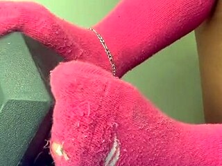 Amateur Foot Fetish Girlfriend Sucks and gives a Footjob