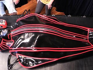 Amateur CDin latex dildoing