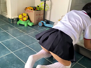 Padrastro Pervertido no se Aguanta la Calentura y le Mete la Verga Directo al Co&ntilde_o a su Hijastra Flaca de Escuela sin Pedir Permiso