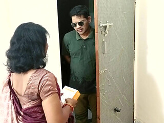Indian Super Sexy Cute Bhabhi Hardcore Sex with Mobile Company Delivery Executive-Full Masti in Saree Blouse
