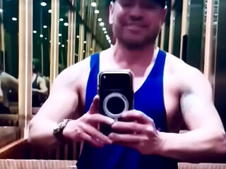 Descubre la doble vida de este chacal mexicano que hace porno gay por necesidad y nadie de sus amigos heterosexuales lo sabe