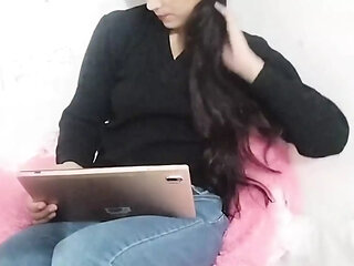 Bhabhi ko ghar bula kar bra khol ke chod diya