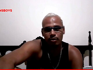 Safado tomando banho batendo uma punheta enquanto coloca o vibrador no cuzinho