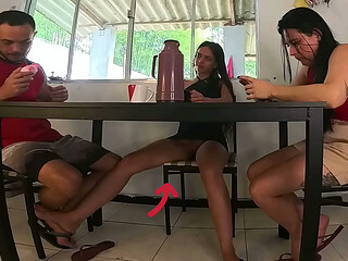 Dei um boquete e bucetada no marido da minha amiga debaixo da mesa no anivers&aacute_rio dela