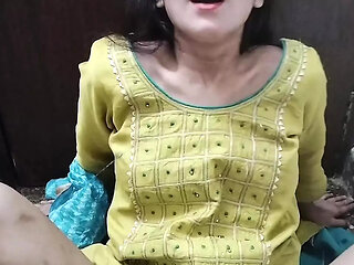 Cute school girl ka uniform utaar kar bathroom me pakad ke pel diya