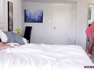 Seduced by My Stepmom - S4:e10