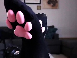 Amateur Foot Fetish Girlfriend Sucks and gives a Footjob