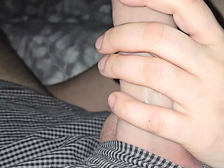 Step mom hand can&#039;t stop handjob step son of dick