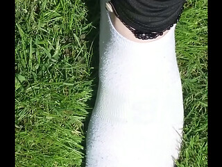 Wei&szlig_e Socken auf dem Gartenrasen