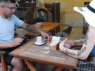 mi madrastra puta se trae un  tipo  de un  bar sercano y se hace  meter enorme pija en  el  culo