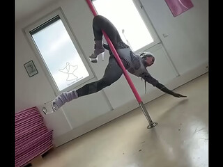 Anuskatzz dances on the pole for you !