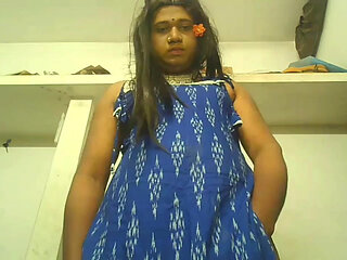 Indian shemale exposing boobs and shakeing huge ass