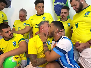 YURI GA&Uacute_CHO - SURUCOPA - GANGBANG NO RITMO DA COPA - JOGADORES DOTADOS ENTRANDO COM BOLA E TUDO!