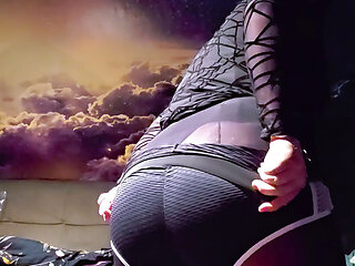 Sissy Twerks and rides a dildo for the first time
