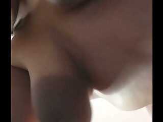 Mira como se mueven mis tetas mientras me cogen de a perrito