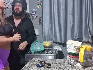 DEPOIS QUE A VIZINHA CONTOU DO CH&Aacute_ NO ENTREGADOR A CASADA QUIS LEVA ROLA DELE TAMB&Eacute_M