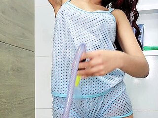 showing her wet camel toe, sharing her pussy in the