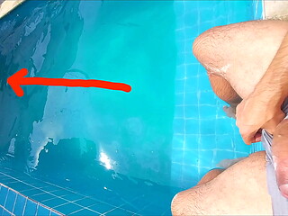 Estava com minha meia-irm&atilde_ na piscina, ela ficou surpresa com meu pau duro e ereto