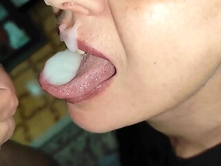 Mature MILF Wife Blowjob until Filled her Mouth with Milk !