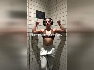 18yo TikTok Live Stretching Mishap: Full Pussy Reveal!
