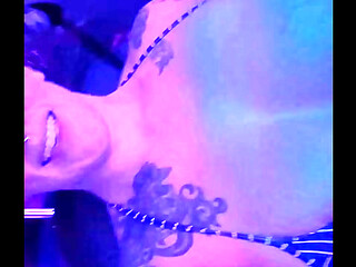 Lola Maverick pulls out big tits in car wash