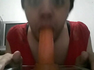 Chupando el juguete de mami 8
