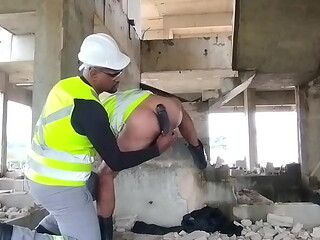 Eletricista safado tr&aacute_s os consolos da esposa, pro seu colega enfia nele na obra, fica todo arreganhado