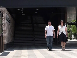 H090F05 A mature woman in her fifties, divorced due to her husband's infidelity, shows off her first AV shoot and intense sex during a hot spring day trip!