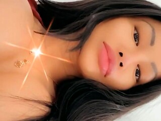 Pretty and Sexy Webcam Babe Finger Fucks Solo