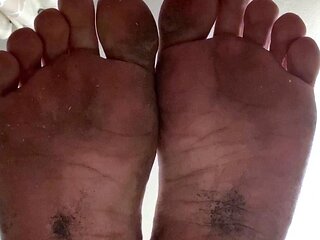 Amateur Foot Fetish Girlfriend Sucks and gives a Footjob
