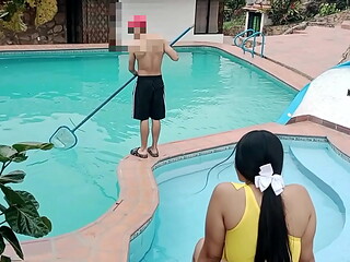 D&iacute_a de piscina, sexo en p&uacute_blico y creampie! La gran polla de mi hermanastro me destroza el co&ntilde_o en la piscina