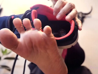 Jerk off on my trainers ITA