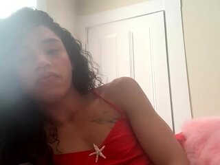 Webcam beauty and her toys have solo sex