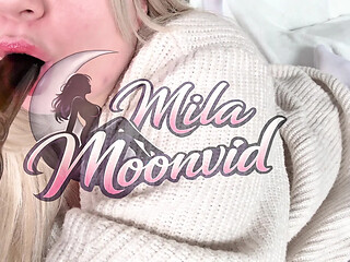 Hot MILF plays with her big ass using a bottle