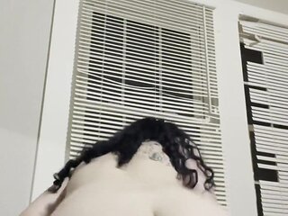 Goth girl twerks herself numb waiting