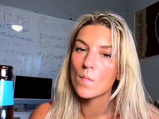 amateur blonde solo webcam